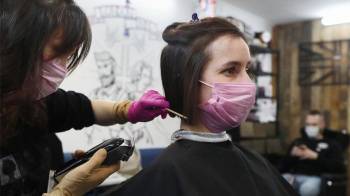 Эксперт Минздрава заявил, что через инструменты парикмахера можно заразиться коронавирусом