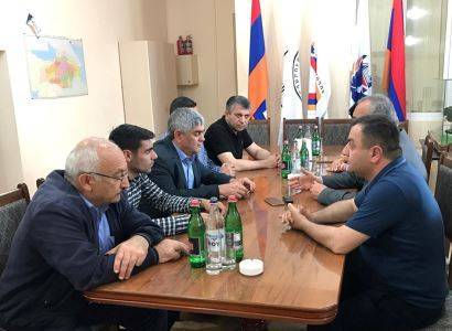 Виталий Баласанян и депутаты от арцахской партии «Справедливость» встретились со спикером парламента Карабаха