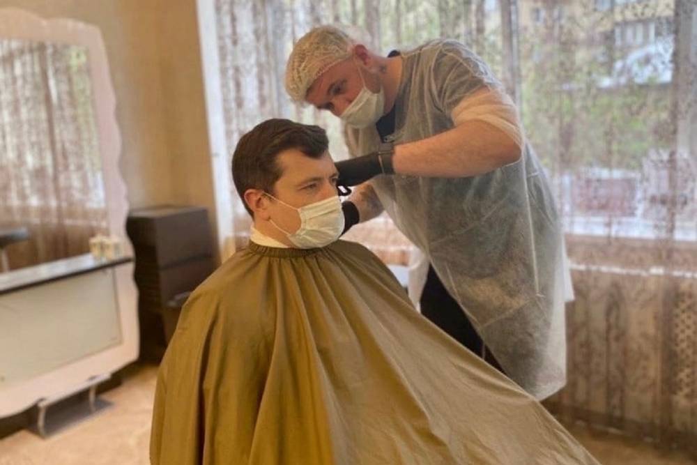 Нижегородский губернатор сходил постричься к парикмахеру под прицелами видеокамер