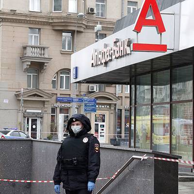 Мужчина, задержанный за нападение на отделение Альфа-Банка в Москве, пройдет психиатрическую экспертизу