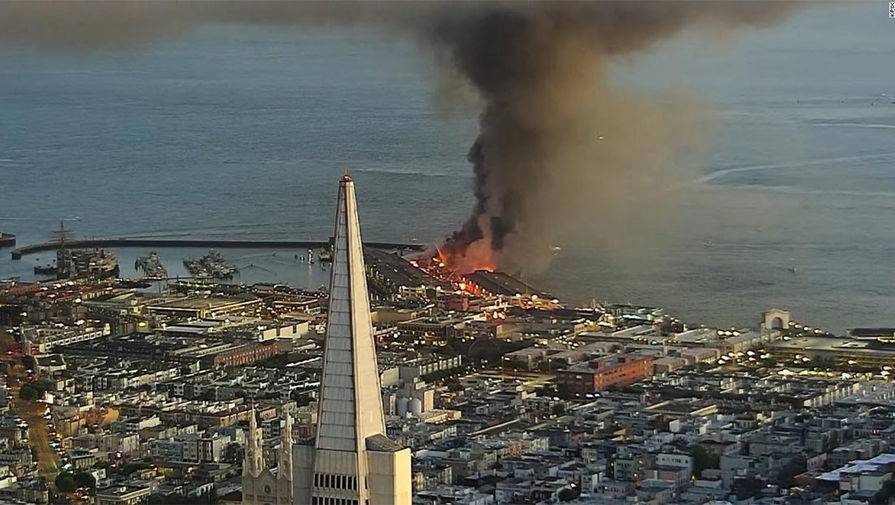 Крупный пожар произошел на складе в Сан-Франциско