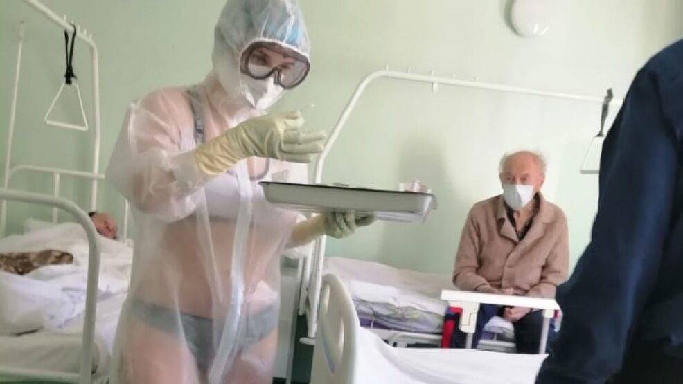 В Сети появились фото тульского врача «в бикини» без защитного костюма