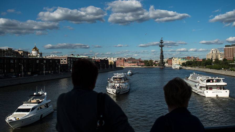 Радужную пленку заметили в Москве-реке на западе столицы