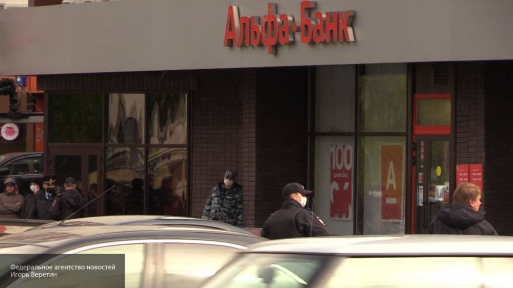 Попытавшийся ограбить "Альфа-Банк" в Москве мужчина признал вину