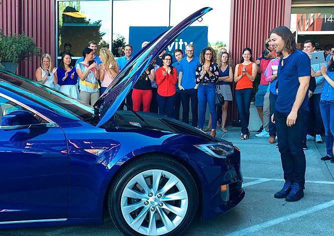 Сотрудники отблагодарили директора машиной Tesla за внезапную прибавку