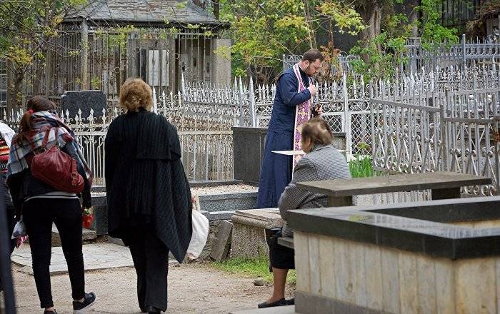 В Грузии сняли запрет на посещение кладбищ