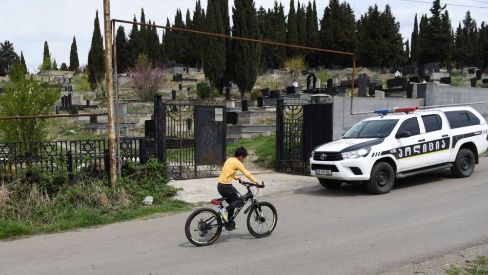 Отмена чрезвычайного положения: в Грузии разрешили посещать кладбища