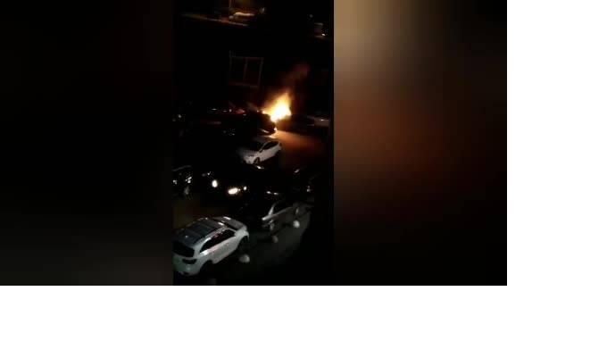 Ночью на улице Латышских стрелков загорелись машины