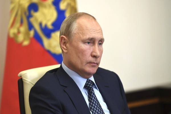 Посольство РФ требует от Bloomberg извинений за данные о рейтинге Путина