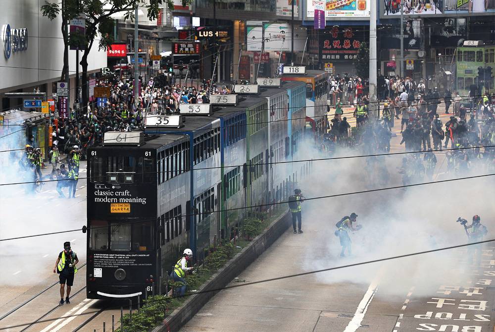 В Гонконге полиция применила слезоточивый газ против протестующих