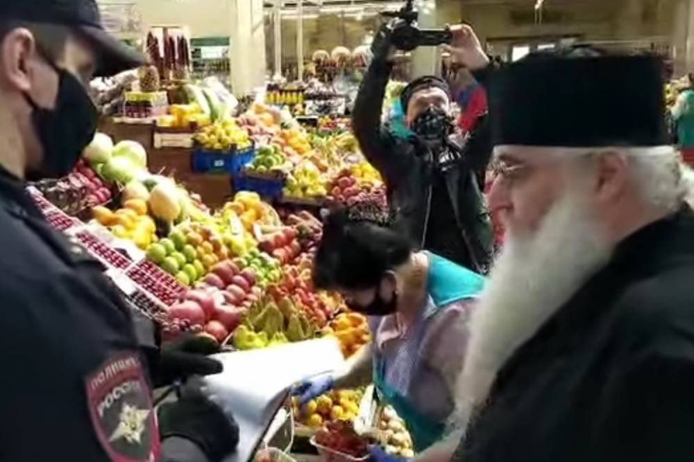 Саратовского митрополита полиция застала на рынке без маски