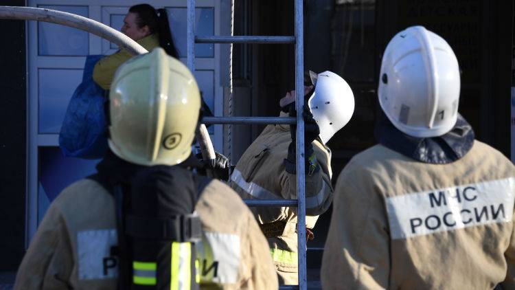 На ночном пожаре в Евпатории спасли трех человек