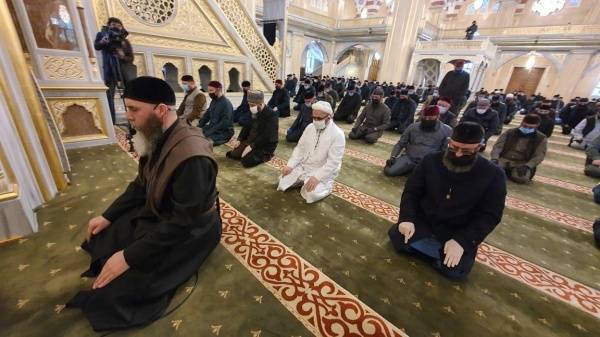 Намаз на социальной дистанции: в "Сердце Чечни" собрались мусульмане