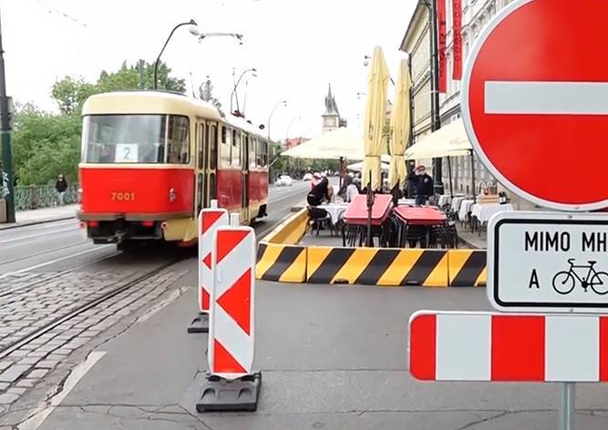 Кафе вместо машин: в Праге частично закрыли Smetanovo nábřeží