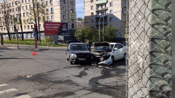 Два автомобиля столкнулись на пересечении Автовской и Краснопутиловской