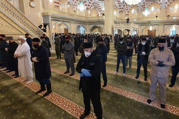 Верующие в Чечне «попросили всевышнего защитить от пандемии коронавируса»