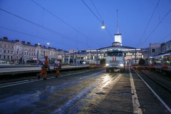 Сотрудники МЧС в третий раз продезинфицировали Финляндский вокзал в Петербурге