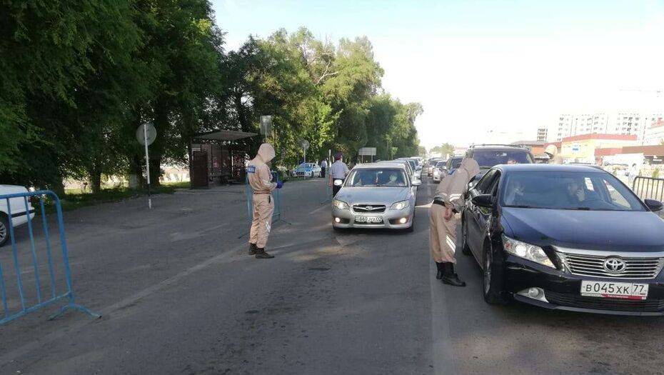 После жалоб на заторы на блокпостах Алматы увеличили количество полицейских