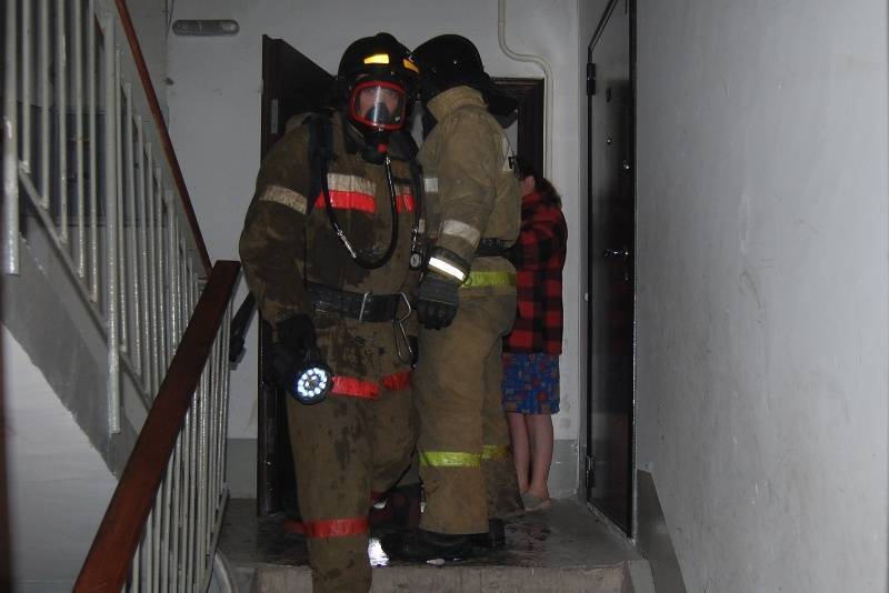 Кемеровские пожарные спасли из горящей квартиры пожилую женщину