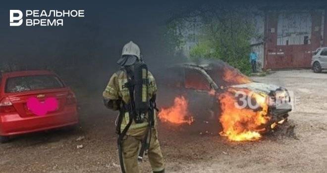 В Казани автомобиль сгорел до тла в одном из дворов