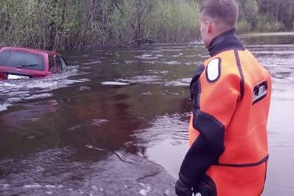 Россиянин решил показать разлив рек и едва не утопил семью