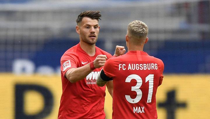 Россиянин помог "Аугсбургу" нанести "Шальке" девятое поражение в Бундеслиге подряд