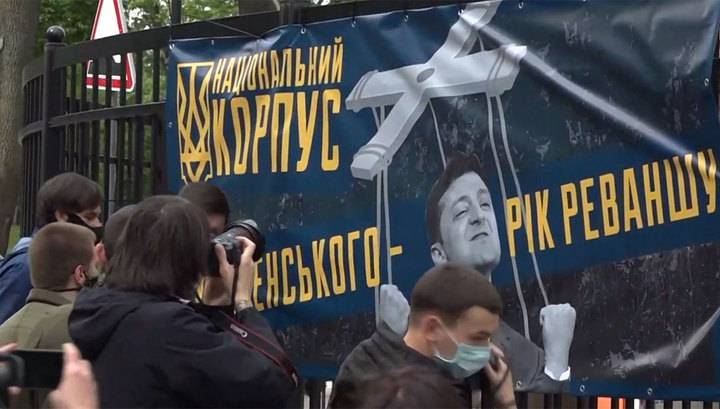 Противники Зеленского спели гимн под окнами его дома и обклеили забор листовками