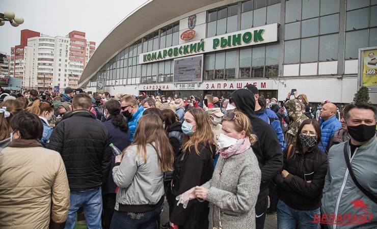 Белорусы стоят в очереди, чтобы подписаться за соперников Лукашенко — фотофакт