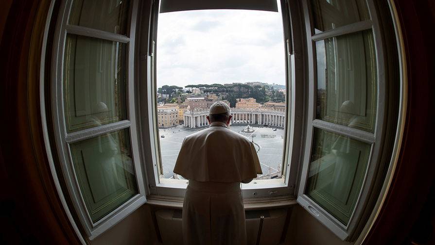 Папа Римский впервые с начала марта вышел поприветствовать прихожан