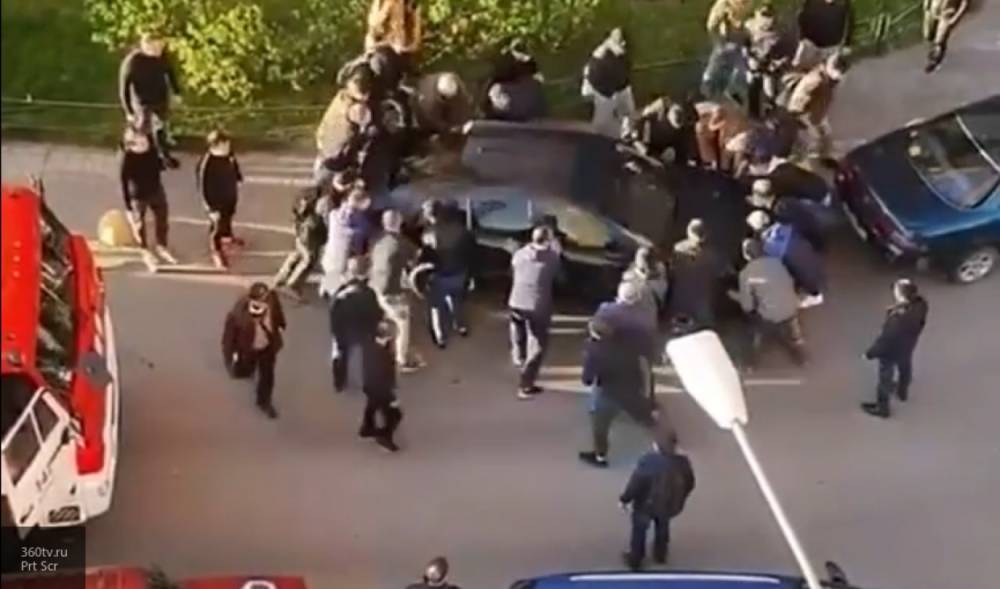 Толпа мужчин сдвинула автомобиль с дороги в Мурино, чтобы пропустить пожарных