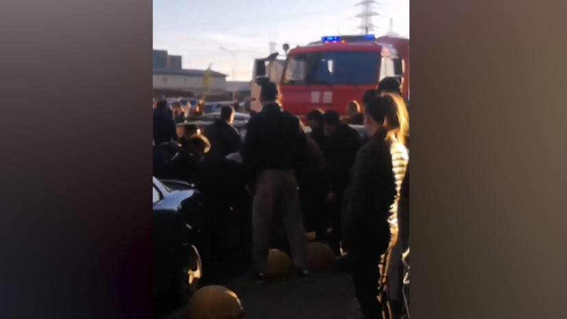 Жители Ленинградской области отодвинули автомобиль для проезда пожарных — видео очевидцев