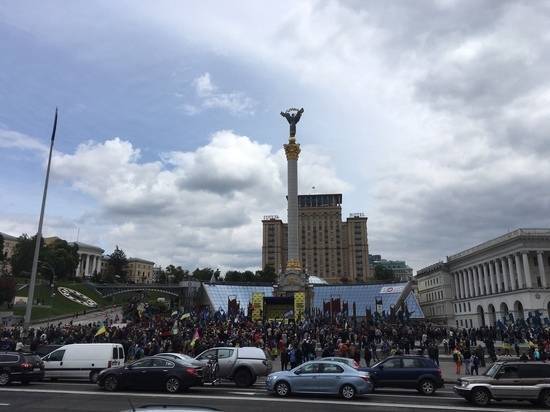 В Киеве прошел Майдан против Зеленского: националисты обвинили президента в измене