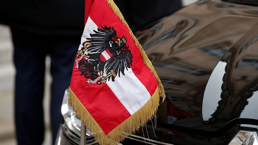 Президента Австрии застали за столиком в кафе во время пандемии коронавируса