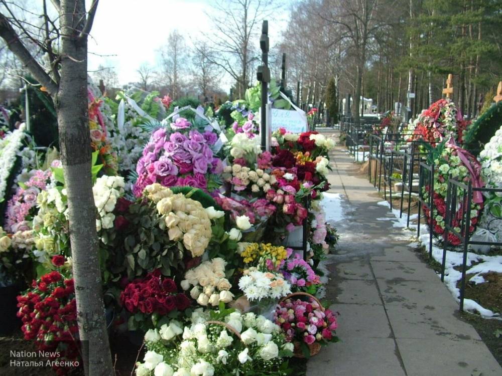 Родственники покойной Юлии Началовой установили на могиле памятник из черного гранита
