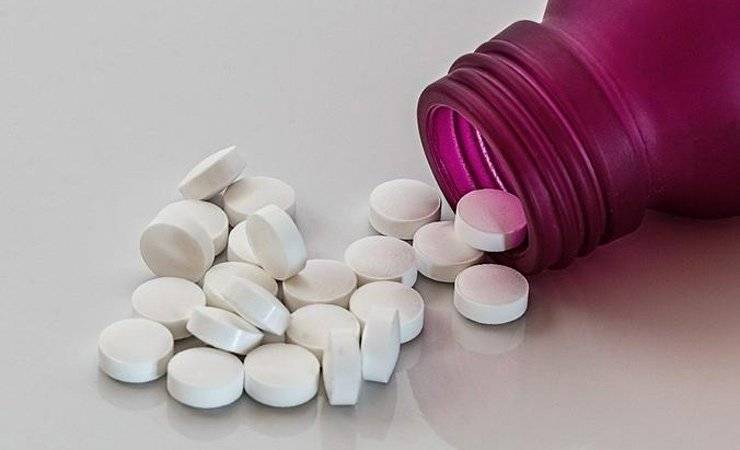 «Никаких аспиринов»: вирусолог назвала опасные для больных COVID препараты