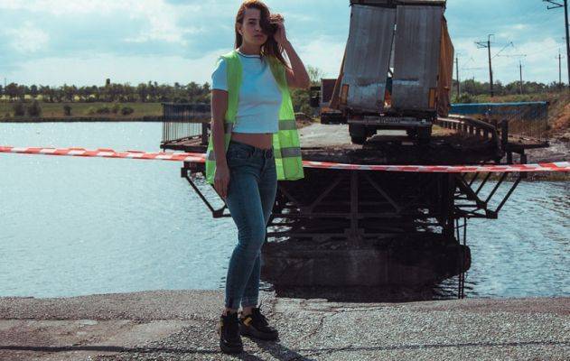 Украинская модель устроила фотосессию на рухнувшем мосту под Никополем