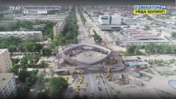 В Навои завершаются работы по возведению надземного мега-моста для пешеходов