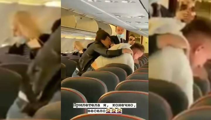 "Весь самолет сломаете!": названа причина драки на борту самолета в Домодедове