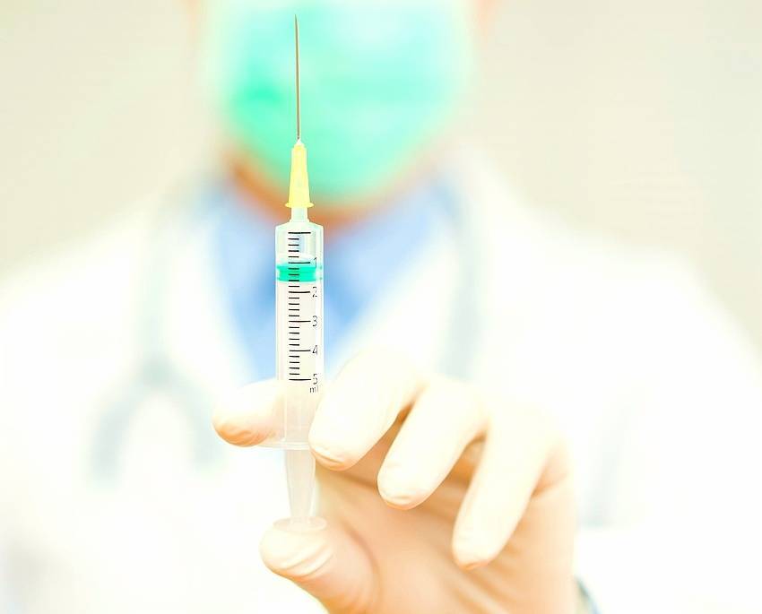 Массовая вакцинация от коронавируса в РФ может начаться в начале осени