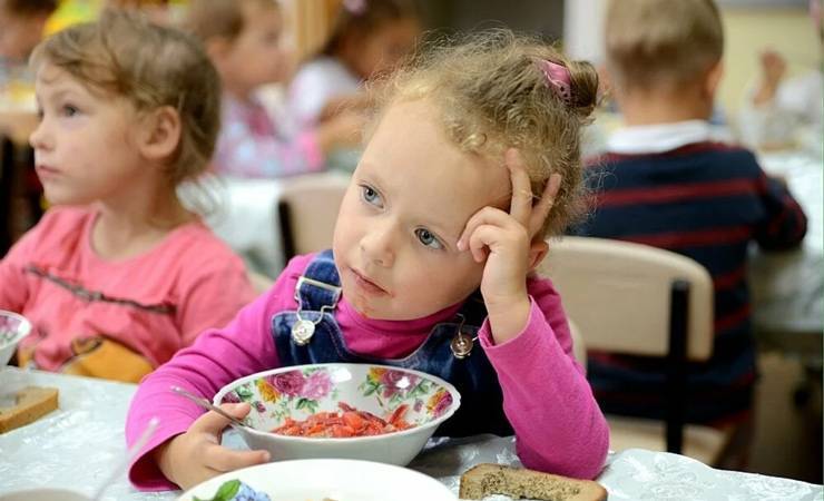 В Гомеле в одном из детских садов у работников кухни обнаружили коронавирус. Учреждение образования продолжает работать и ждет указаний «сверху»