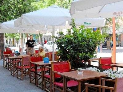 В Мадриде и Барселоне разрешат встречи с близкими и откроют террасы кафе и баров