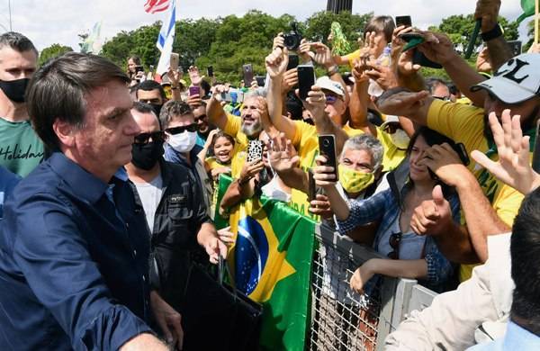 Разгневанные эпидемией: бразильцы назвали своего президента «мусором»