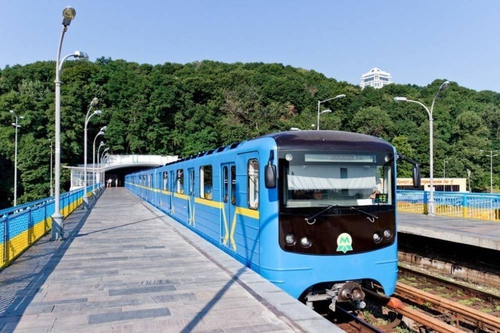 В Киеве открыли метро и Киево-Печерскую лавру