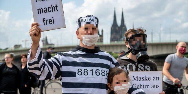 «Маска делает свободным»: немец поглумился над жертвами узников концлагерей