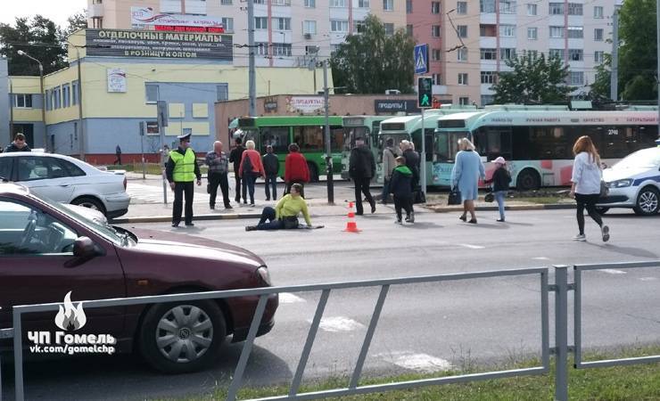 Фотофакт: в Новобелице на переходе легковушка сбила женщину