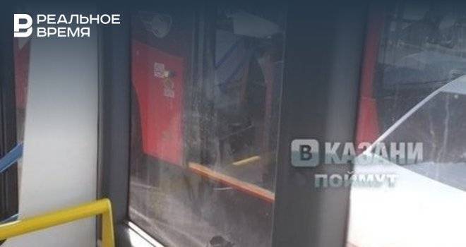 Соцсети: на улице Тэцевской в Казани автобус протаранил такси