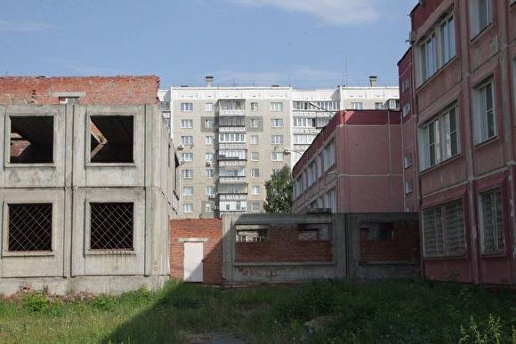 В Челябинске демонтируют пристрой к школе, который начали строить 20 лет назад