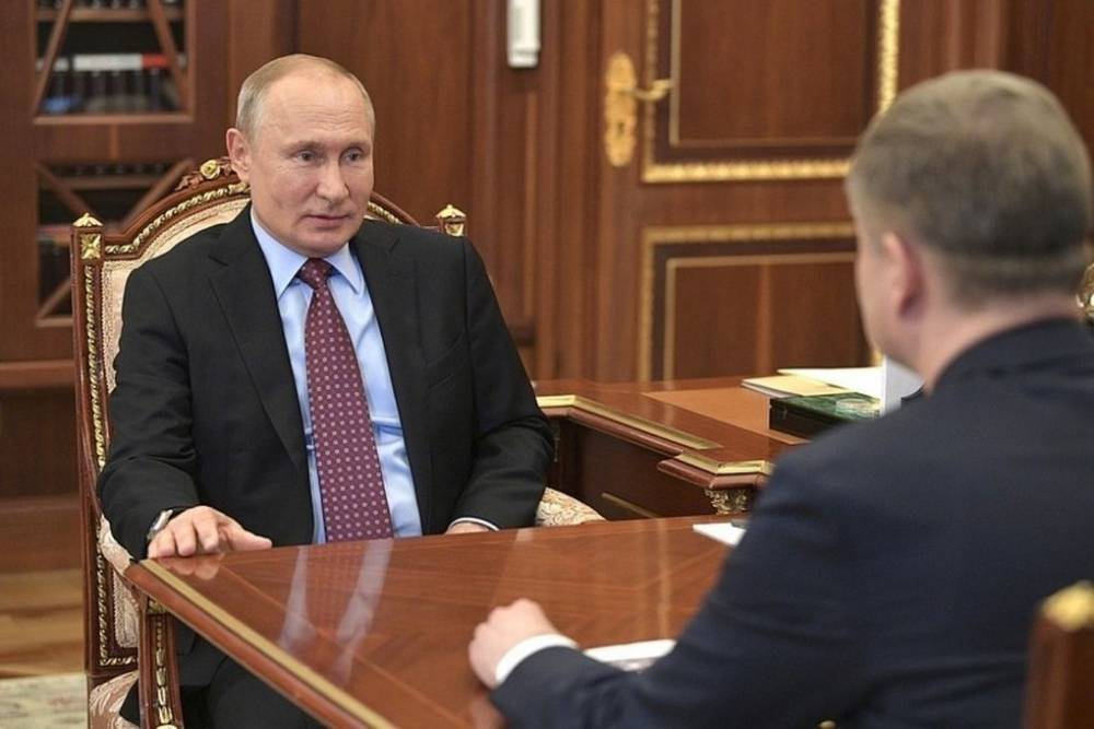 Кремль опубликовал первые фото Путина после самоизоляции