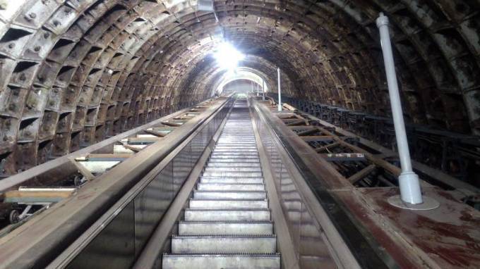 В метро Петербурга показали ход ремонта эскалаторов на станции "Технологический институт-1"