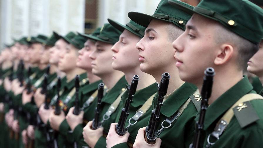 Минобороны Китай предоставило российским военным маски и защитные костюмы